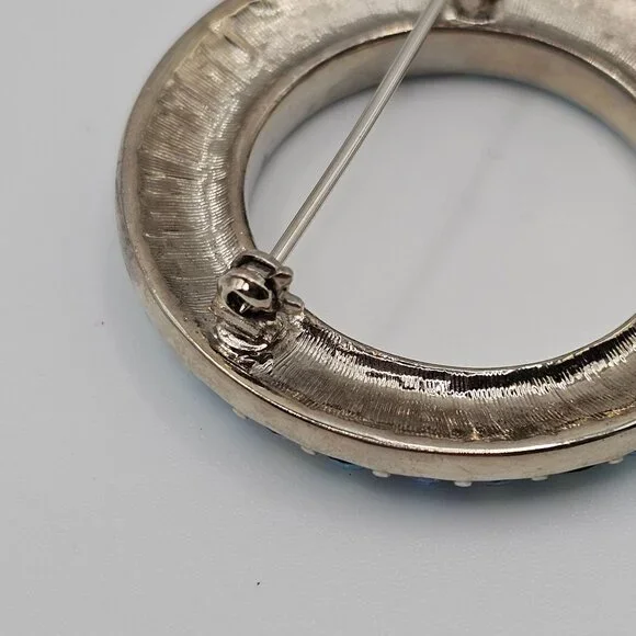 Vintage Unsigned Silver Toned Aqua Blue Rhinestone Circular Wreath Pin Brooch - Picture 12 of 16